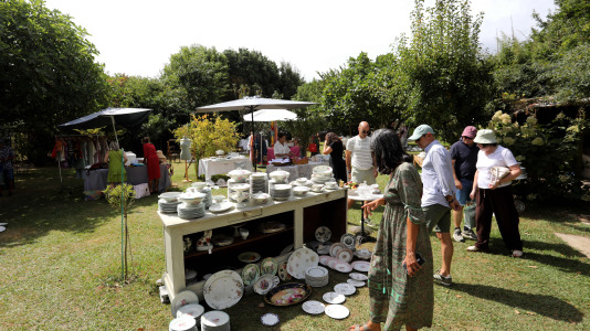 La finca y casa señorial que Mónica Arrojo y José Freire poseen al pie de la iglesia de Santaia de Chamín (Arteixo) se convierte en mercadillo de porcelana francesa y antigüedades