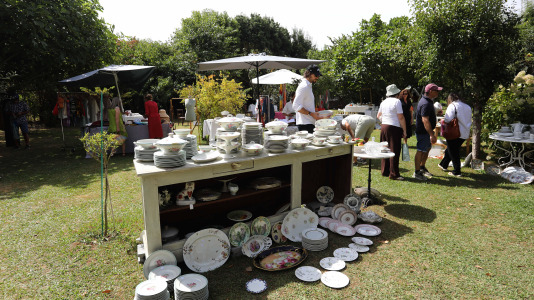 La finca y casa señorial que Mónica Arrojo y José Freire poseen al pie de la iglesia de Santaia de Chamín (Arteixo) se convierte en mercadillo de porcelana francesa y antigüedades