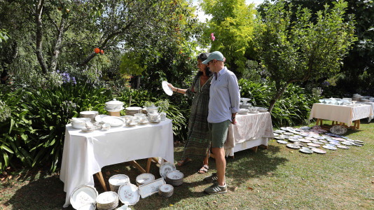 La finca y casa señorial que Mónica Arrojo y José Freire poseen al pie de la iglesia de Santaia de Chamín (Arteixo) se convierte en mercadillo de porcelana francesa y antigüedades