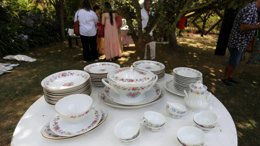 La finca y casa señorial que Mónica Arrojo y José Freire poseen al pie de la iglesia de Santaia de Chamín (Arteixo) se convierte en mercadillo de porcelana francesa y antigüedades