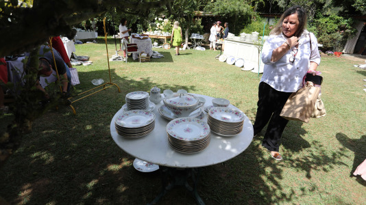 La finca y casa señorial que Mónica Arrojo y José Freire poseen al pie de la iglesia de Santaia de Chamín (Arteixo) se convierte en mercadillo de porcelana francesa y antigüedades