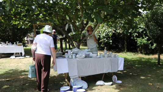 La finca y casa señorial que Mónica Arrojo y José Freire poseen al pie de la iglesia de Santaia de Chamín (Arteixo) se convierte en mercadillo de porcelana francesa y antigüedades