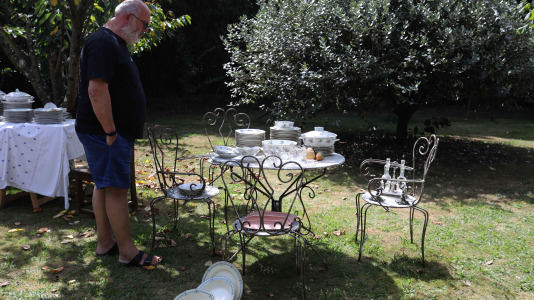 La finca y casa señorial que Mónica Arrojo y José Freire poseen al pie de la iglesia de Santaia de Chamín (Arteixo) se convierte en mercadillo de porcelana francesa y antigüedades