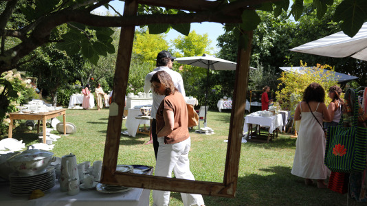 La finca y casa señorial que Mónica Arrojo y José Freire poseen al pie de la iglesia de Santaia de Chamín (Arteixo) se convierte en mercadillo de porcelana francesa y antigüedades
