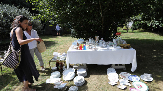 La finca y casa señorial que Mónica Arrojo y José Freire poseen al pie de la iglesia de Santaia de Chamín (Arteixo) se convierte en mercadillo de porcelana francesa y antigüedades
