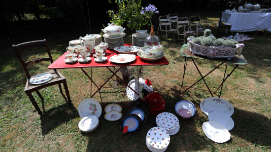 La finca y casa señorial que Mónica Arrojo y José Freire poseen al pie de la iglesia de Santaia de Chamín (Arteixo) se convierte en mercadillo de porcelana francesa y antigüedades