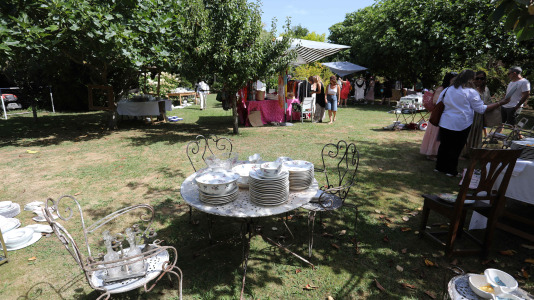 La finca y casa señorial que Mónica Arrojo y José Freire poseen al pie de la iglesia de Santaia de Chamín (Arteixo) se convierte en mercadillo de porcelana francesa y antigüedades
