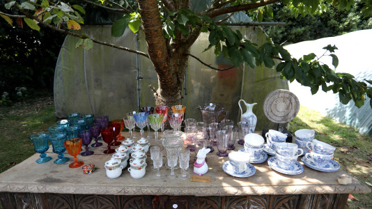 La finca y casa señorial que Mónica Arrojo y José Freire poseen al pie de la iglesia de Santaia de Chamín (Arteixo) se convierte en mercadillo de porcelana francesa y antigüedades