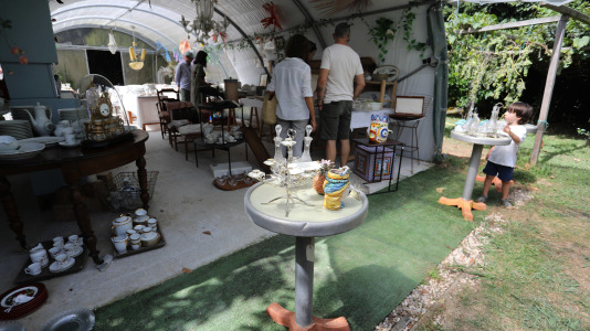 La finca y casa señorial que Mónica Arrojo y José Freire poseen al pie de la iglesia de Santaia de Chamín (Arteixo) se convierte en mercadillo de porcelana francesa y antigüedades