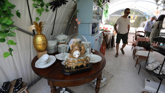 La finca y casa señorial que Mónica Arrojo y José Freire poseen al pie de la iglesia de Santaia de Chamín (Arteixo) se convierte en mercadillo de porcelana francesa y antigüedades