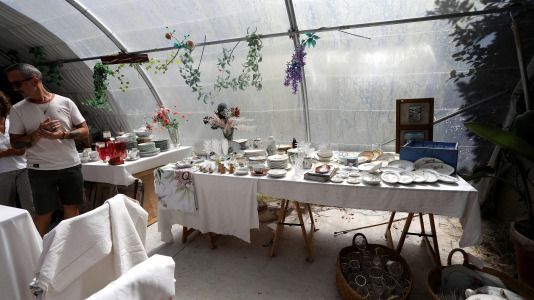 La finca y casa señorial que Mónica Arrojo y José Freire poseen al pie de la iglesia de Santaia de Chamín (Arteixo) se convierte en mercadillo de porcelana francesa y antigüedades