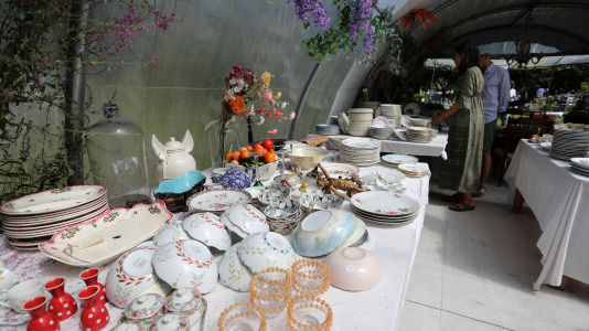 La finca y casa señorial que Mónica Arrojo y José Freire poseen al pie de la iglesia de Santaia de Chamín (Arteixo) se convierte en mercadillo de porcelana francesa y antigüedades