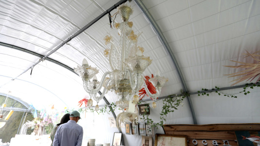 La finca y casa señorial que Mónica Arrojo y José Freire poseen al pie de la iglesia de Santaia de Chamín (Arteixo) se convierte en mercadillo de porcelana francesa y antigüedades