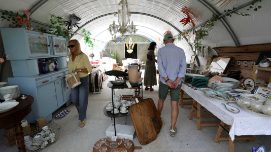 La finca y casa señorial que Mónica Arrojo y José Freire poseen al pie de la iglesia de Santaia de Chamín (Arteixo) se convierte en mercadillo de porcelana francesa y antigüedades