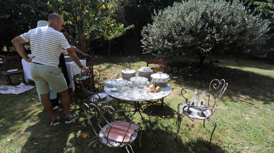 La finca y casa señorial que Mónica Arrojo y José Freire poseen al pie de la iglesia de Santaia de Chamín (Arteixo) se convierte en mercadillo de porcelana francesa y antigüedades
