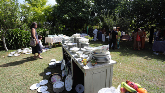 La finca y casa señorial que Mónica Arrojo y José Freire poseen al pie de la iglesia de Santaia de Chamín (Arteixo) se convierte en mercadillo de porcelana francesa y antigüedades
