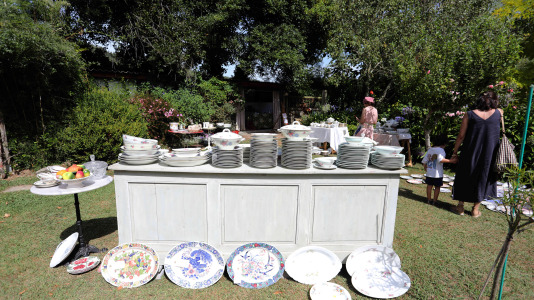 La finca y casa señorial que Mónica Arrojo y José Freire poseen al pie de la iglesia de Santaia de Chamín (Arteixo) se convierte en mercadillo de porcelana francesa y antigüedades