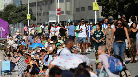 Personas disfrutando del eclipse en A Coruña
