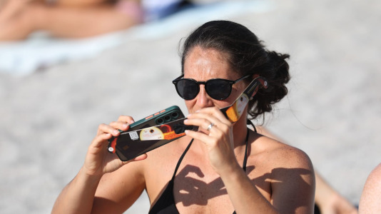 Personas disfrutando del eclipse en A Coruña