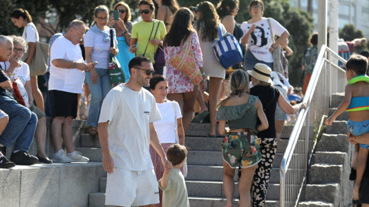 Personas disfrutando del eclipse en A Coruña