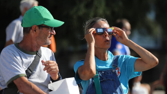 Personas disfrutando del eclipse en A Coruña