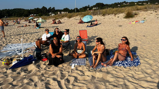 Desde la playa, muchos esperaron al eclipse