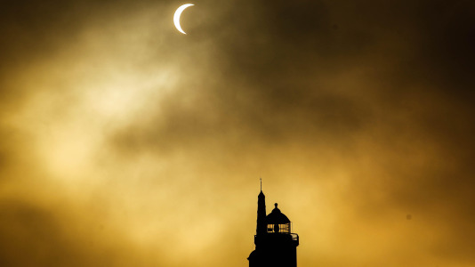 Visto desde la Torre de Hércules el eclipse total de sol del 12 de agosto