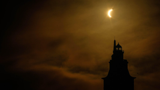 Visto desde la Torre de Hércules el eclipse total de sol del 12 de agosto