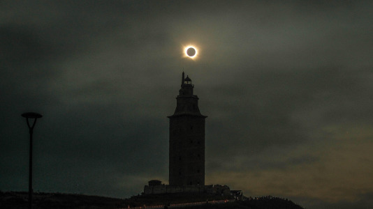 Visto desde la Torre de Hércules el eclipse total de sol del 12 de agosto