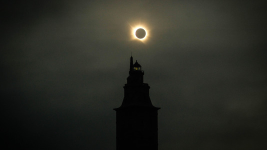 Visto desde la Torre de Hércules el eclipse total de sol del 12 de agosto