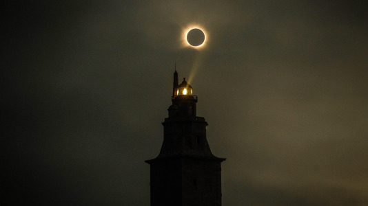 Visto desde la Torre de Hércules el eclipse total de sol del 12 de agosto