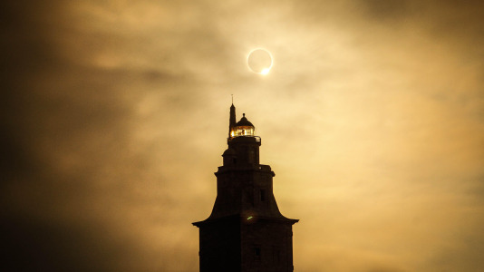 Visto desde la Torre de Hércules el eclipse total de sol del 12 de agosto