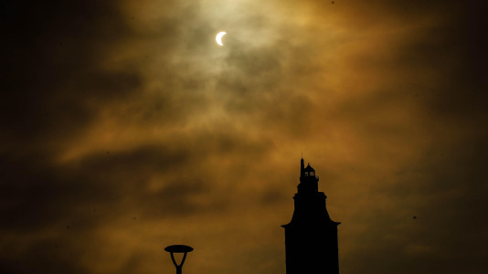 Visto desde la Torre de Hércules el eclipse total de sol del 12 de agosto