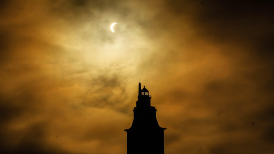 Visto desde la Torre de Hércules el eclipse total de sol del 12 de agosto