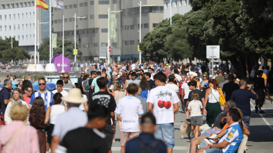 Muy movida la zona del Paseo Marítimo y las playas