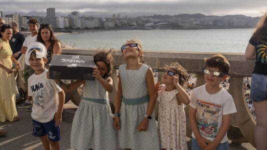 Momentos antes del eclipse total en la zona del Paseo Marítimo