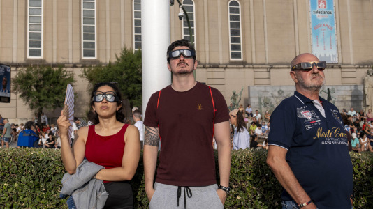 Momentos antes del eclipse total en la zona del Paseo Marítimo