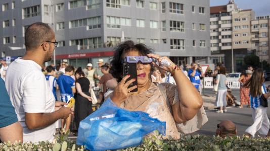 Momentos antes del eclipse total en la zona del Paseo Marítimo