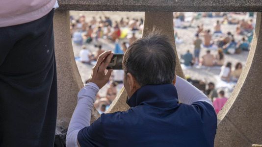 Momentos antes del eclipse total en la zona del Paseo Marítimo