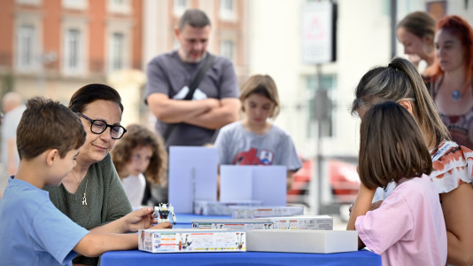 Bandai estrena en A Coruña The Gundam Base Rolling Pop-Up Tour, una experiencia itinerante que lleva el universo Gundam y Gunpla a distintas ciudades y grandes eventos de cultura pop de España. Su primera parada es en el marco de Viñetas desde o Atlántico, donde los fans pueden descubrir de cerca una experiencia inspirada en las tiendas oficiales Gundam Base.
