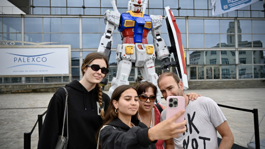 Bandai estrena en A Coruña The Gundam Base Rolling Pop-Up Tour, una experiencia itinerante que lleva el universo Gundam y Gunpla a distintas ciudades y grandes eventos de cultura pop de España. Su primera parada es en el marco de Viñetas desde o Atlántico, donde los fans pueden descubrir de cerca una experiencia inspirada en las tiendas oficiales Gundam Base.