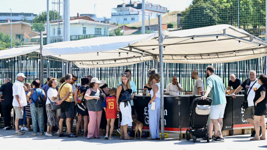 Los vecinos disfrutaron de una paella durante la sesión vermú