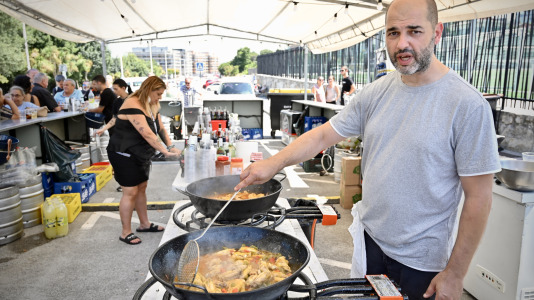 Los vecinos disfrutaron de una paella durante la sesión vermú