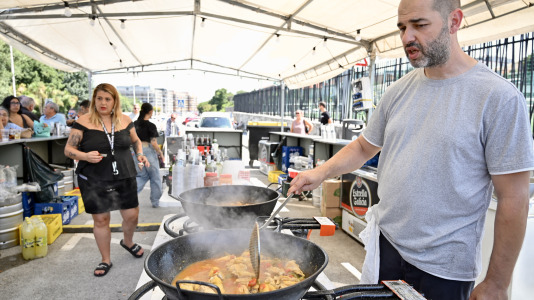 Los vecinos disfrutaron de una paella durante la sesión vermú