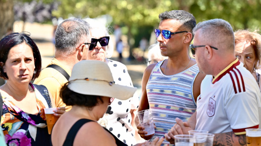 Los vecinos disfrutaron de una paella durante la sesión vermú