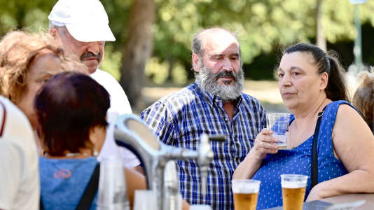 Los vecinos disfrutaron de una paella durante la sesión vermú