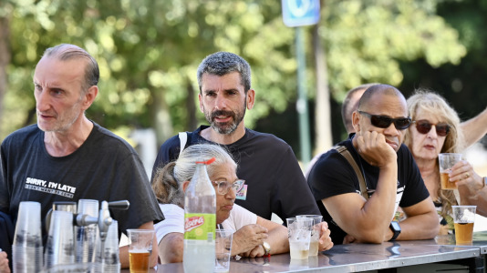 Los vecinos disfrutaron de una paella durante la sesión vermú