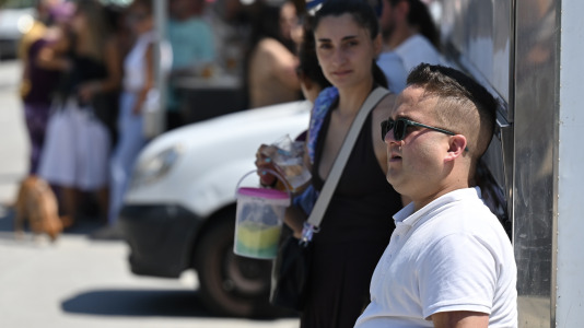 Los vecinos disfrutaron de una paella durante la sesión vermú