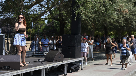 Los vecinos disfrutaron de una paella durante la sesión vermú