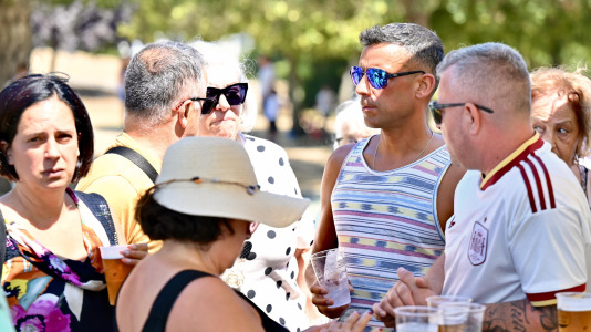 Los vecinos disfrutaron de una paella durante la sesión vermú
